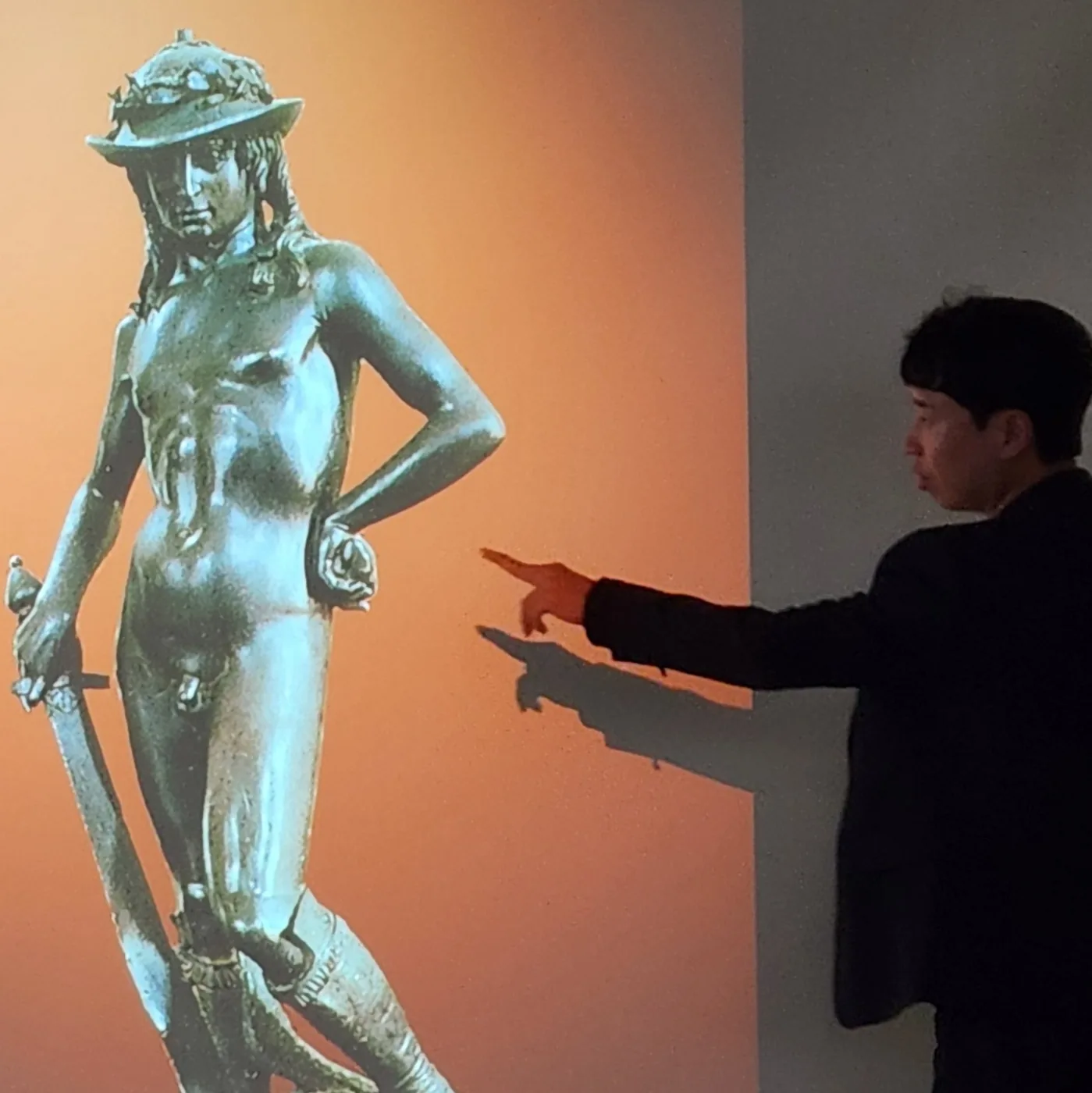 도나텔로의 조각상을 가리키며 설명하는 미술사 강연 현장